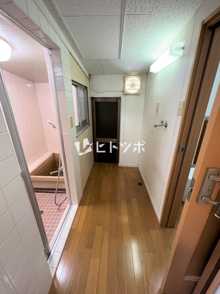 脱衣場(ドア全開)